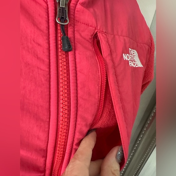 EUC North Face jacket- wi/pockets - zippers work perfectly. Med- red/pink - Picture 2 of 8